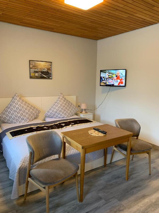 vina am ring Bed and Breakfast Mannebach  Exteriör bild